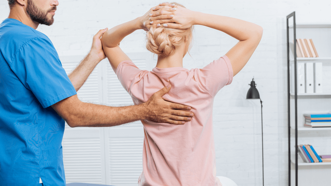 The girl complained about back pain and turned to the doctor to the doctor